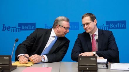 Gute Nachrichten für Berlins Innensenator Frank Henkel (l., CDU) und den Regierende Bürgermeister Michael Müller (SPD): Berlin hat NRW bei der Steuerkraft überholt. 