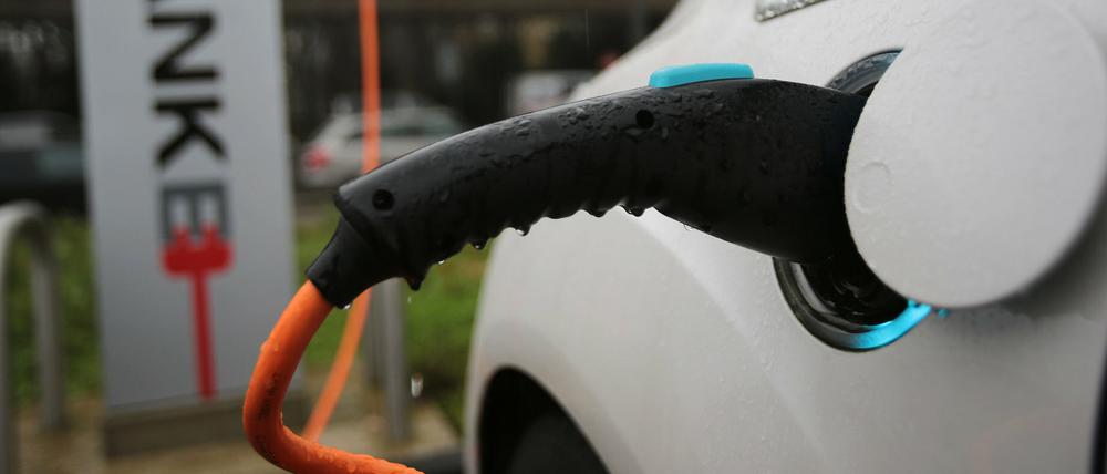 Mit staatlicher Starthilfe sollen in vier Jahren aus gut 30.000 E-Fahrzeugen (Ende 2015) eine Million (2020) werden.