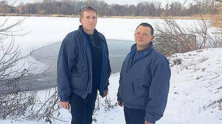 Lebensretter. Oliver Forster (links) und Thomas Kindler zeigen die Stelle am Malchower See, an der sie den Jungen aus dem Eiswasser zogen. 
