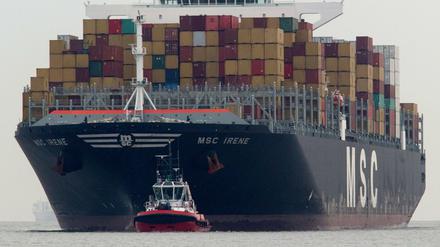 Viele Schadstoffe in den Meeren werden von Schiffen ins Meer abgelassen. Das können Reste von Flüssigladung sein, es kann Ballastwasser sein, in dem Organismen aus aller Welt mitreisen können. 