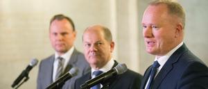 Hamburgs zurückgetretener Innensenator Michael Neumann (SPD, r) spricht am 18.01.2016 im Rathaus in Hamburg an der Seite von Hamburgs Erstem Bürgermeister Olaf Scholz (SPD) und dem Chef des Bezirksamts Mitte, Andy Grote (SPD, l). Grote wird Nachfolger von Hamburgs zurückgetretenem Innensenator Neumann. 