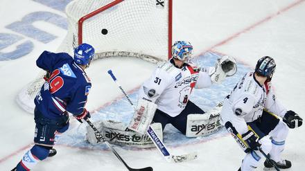 Mannheims Glen Metropolit (nicht im Bild) erzielt an Berlins Torhüter Petri Vehanen vorbei das Tor zum 3:0. 