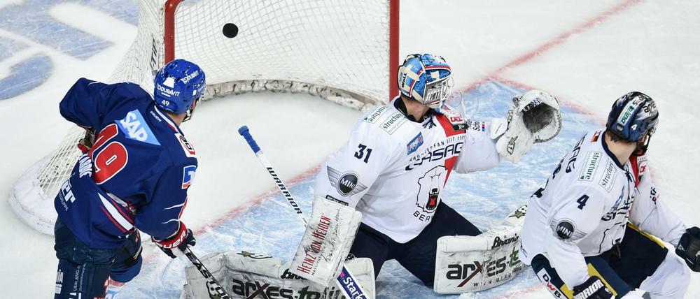 Mannheims Glen Metropolit (nicht im Bild) erzielt an Berlins Torhüter Petri Vehanen vorbei das Tor zum 3:0.