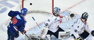 Mannheims Glen Metropolit (nicht im Bild) erzielt an Berlins Torhüter Petri Vehanen vorbei das Tor zum 3:0. 