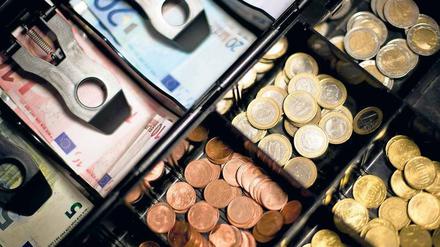 Beliebtes Zahlungsmittel. Mehr als drei Viertel der Deutschen bezahlen an der Kasse am liebsten mit Scheinen und Münzen.