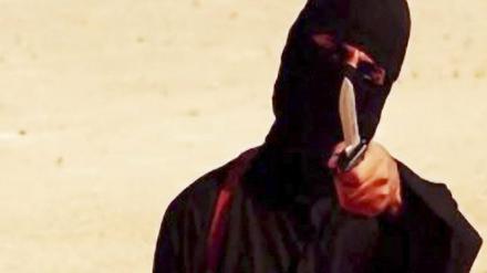 Screenshot einer Szene aus einem Video, das von der Terrormiliz Islamischer Staat (IS) am 02.09.2014 veröffentlicht wurde und einen maskierten Mann mit Messer bei der Hinrichtung des US-Journalisten Sotloff zeigen soll. Bei der Person soll es sich nach Medienberichten um Mohammed Emwasi handeln. 