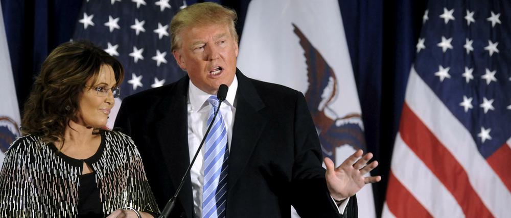 Schreiten jetzt Seit' an Seit': Tea-Party-Ikone Sarah Palin und Präsidentschaftsbewerber Donald Trump am Dienstagabend bei einer Wahlkampfveranstaltung in Iowa.