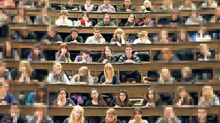 Kein Spiel. Wer IT-lastige Fächer wählt, sollte wissen, worauf er sich einlässt. Viele Studierende geben auf, lange bevor der Abschluss in Sicht ist. Foto: Jan Woitas/dpa; Montage: Tsp