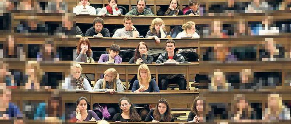 Kein Spiel. Wer IT-lastige Fächer wählt, sollte wissen, worauf er sich einlässt. Viele Studierende geben auf, lange bevor der Abschluss in Sicht ist. Foto: Jan Woitas/dpa; Montage: Tsp