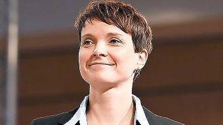 Die Bundesvorsitzende der AfD, Frauke Petry, fordert, den Artikel 16a des Grundgesetzes "auszusetzen".