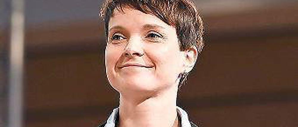 Die Bundesvorsitzende der AfD, Frauke Petry, fordert, den Artikel 16a des Grundgesetzes "auszusetzen".