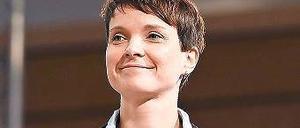 Die Bundesvorsitzende der AfD, Frauke Petry, fordert, den Artikel 16a des Grundgesetzes "auszusetzen".