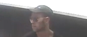 Dieser Mann soll im August 2015 ein Wettbüro überfallen haben.