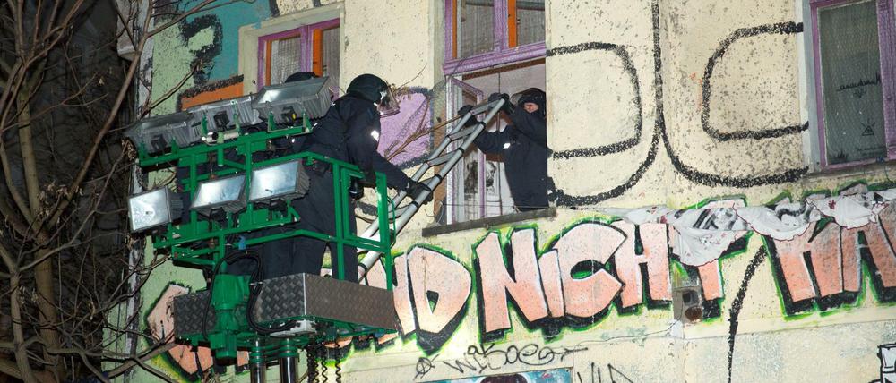 Kontaktbereichsbeamte. Polizisten im Dienst in Friedrichshain.