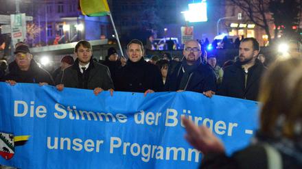 Von der Straße ins Landesparlament. Der AfD-Chef in Sachsen-Anhalt, André Poggenburg (2. von links) demonstriert Mitte Januar gemeinsam mit dem thüringischen AfD-Vorsitzenden Björn Höcke (Mitte) im sachsen-anhaltischen Merseburg.
