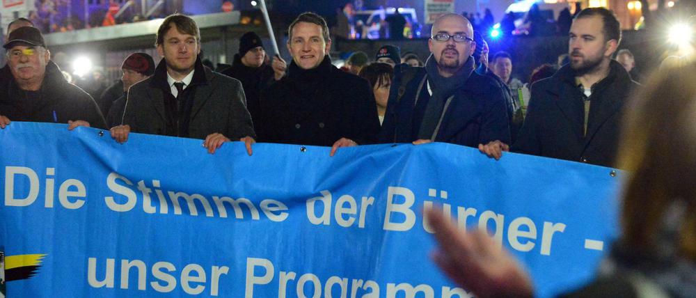 Von der Straße ins Landesparlament. Der AfD-Chef in Sachsen-Anhalt, André Poggenburg (2. von links) demonstriert Mitte Januar gemeinsam mit dem thüringischen AfD-Vorsitzenden Björn Höcke (Mitte) im sachsen-anhaltischen Merseburg.