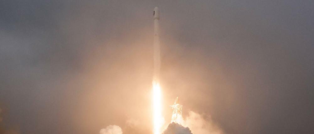 Da war noch alles gut. Eine "Falcon-9"-Rakete der Firma SpaceX hebt am Sonntag von der Vandenberg Air Force Base ab, um einen Nasa-Satelliten ins All zu bringen. Anschließend sollte die Rakete wieder auf der Erde landen. Das missglückte.