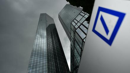 Die Deutsche Bank rutscht 2015 noch tiefer in die roten Zahlen als befürchtet.