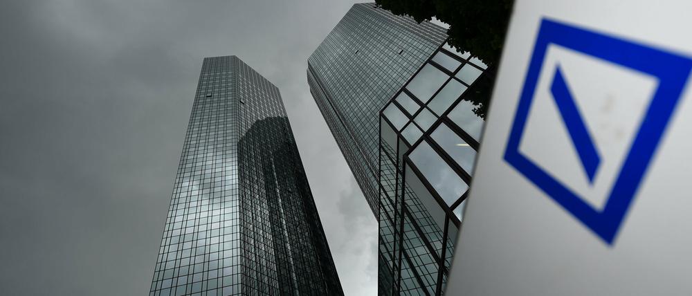 Die Deutsche Bank rutscht 2015 noch tiefer in die roten Zahlen als befürchtet.