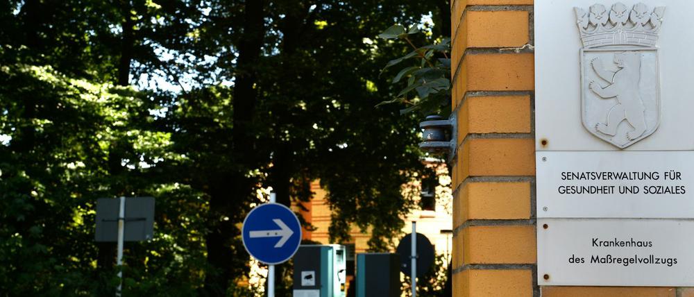 Der Schriftzug "Krankenhaus des Maßregelvollzugs" an einem Eingang der Karl-Bonhoeffer-Nervenklinik in Berlin-Reinickendorf zu sehen. 