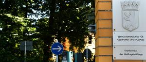 Der Schriftzug "Krankenhaus des Maßregelvollzugs" an einem Eingang der Karl-Bonhoeffer-Nervenklinik in Berlin-Reinickendorf zu sehen. 