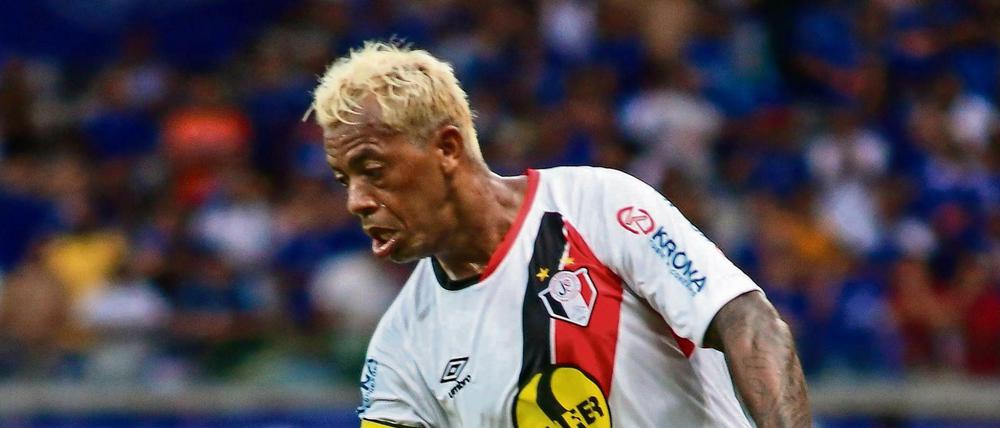 Marcelo dos Santos Paraiba, 40, genannt Marcelinho, steht derzeit beim brasilianischen Zweitligisten Joinville EC unter Vertrag. Der Brasilianer war zwischen 2001 bis 2006 Publikumsliebling bei Hertha BSC und erzielte in 165 Spielen 65 Tore für die Berliner. Nach einem Intermezzo bei Trabzonspor wechselte er 2007 zum VfL Wolfsburg, für den ihm in 50 Bundesligaspielen zwölf Tore gelangen. 2001 lief er fünfmal für die brasilianische Nationalmannschaft auf und schoss dabei ein Tor. Foto: Imago/Fotoarena