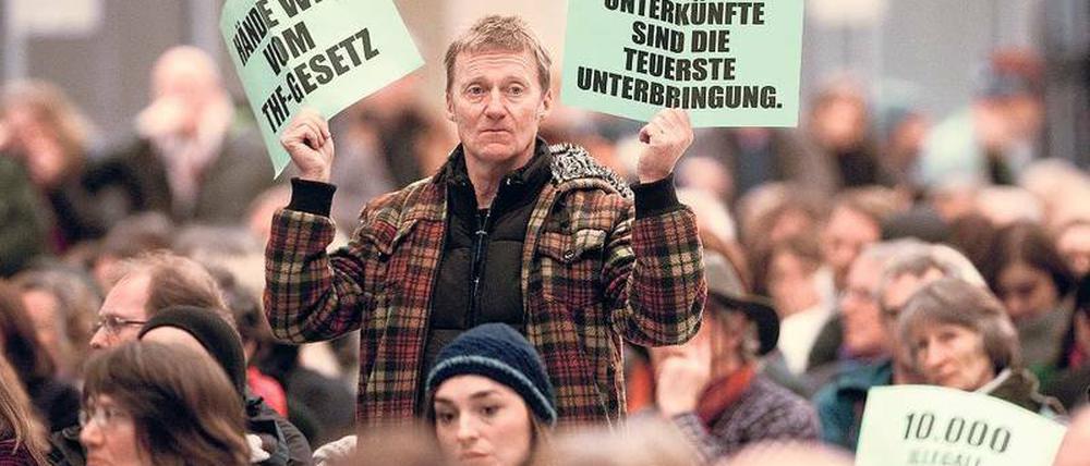 Debatte um Tempelhof-Gesetz. Auf einer Bürgerversammlung versuchten die Politiker ihre Pläne zu verteidigen.