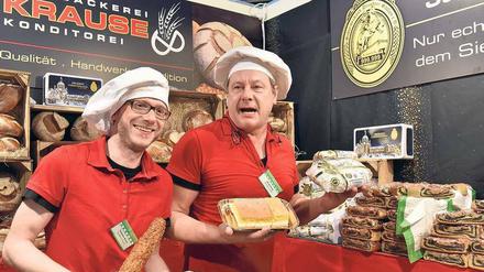 Essen im Überfluss: Sebastian Moertl (links) und Bernd Hornig von der Dresdner Bäckerei Krause präsentieren ihre Spezialitäten, darunter echte Dresdner Eierschecke. Auf der Grünen Woche sind bis Sonntag über 1700 Aussteller aus 68 Ländern. 