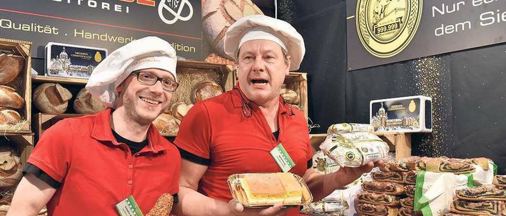 Essen im Überfluss: Sebastian Moertl (links) und Bernd Hornig von der Dresdner Bäckerei Krause präsentieren ihre Spezialitäten, darunter echte Dresdner Eierschecke. Auf der Grünen Woche sind bis Sonntag über 1700 Aussteller aus 68 Ländern.