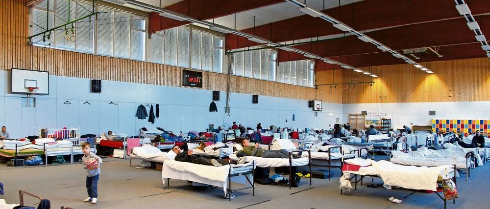 Raus aus den Turnhallen wie dieser an der Königin-Luise-Straße sollen die Flüchtlinge möglichst bald. 