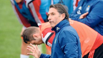 Okay, wer ist denn noch da? Bruno Labbadia befürchtet beim HSV einen ähnlichen Aderlass, wie er ihn einst beim VfB Stuttgart erleben musste. Dennoch hat der Trainer in der Winterpause seinen Vertrag verlängert. Foto: dpa/Eisenhuth