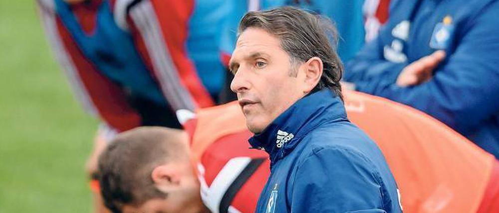 Okay, wer ist denn noch da? Bruno Labbadia befürchtet beim HSV einen ähnlichen Aderlass, wie er ihn einst beim VfB Stuttgart erleben musste. Dennoch hat der Trainer in der Winterpause seinen Vertrag verlängert. Foto: dpa/Eisenhuth