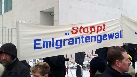 Gegen Emigrantengewalt" gehen am Samstagmittag mehrere Hundert Menschen vor dem Kanzleramt auf die Straße. Sie beziehen sich auf eine 13-Jährige, die angab, von Flüchtlingen vergewaltigt worden zu sein.