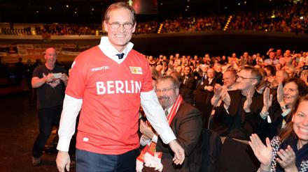 Wird er nun Unions größter Fan? Das wichtigste Utensil hat der Regierende Bürgermeister Michael Müller auf Unions Mitgliederversammlung schon mal bekommen.