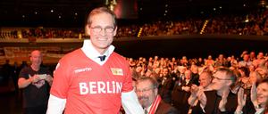 Wird er nun Unions größter Fan? Das wichtigste Utensil hat der Regierende Bürgermeister Michael Müller auf Unions Mitgliederversammlung schon mal bekommen.