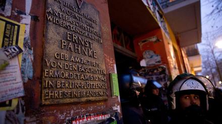 Polizisten stehen vor dem Haus Rigaer Straße 94 am 17.01.2016 in Berlin-Friedrichshain. 