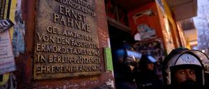 Polizisten stehen vor dem Haus Rigaer Straße 94 am 17.01.2016 in Berlin-Friedrichshain.