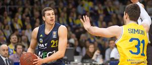 Kaum ein Durchkommen. Albas Dragan Milosavljevic (li.) in Braunschweig.