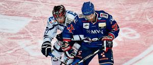 Schadensbegrenzung. Vor einer Woche mühten sich Mathieu Carle (r.) und die Adler zu einem 2:1 nach Verlängerung gegen Iserlohn (hier mit Marko Friedrich).