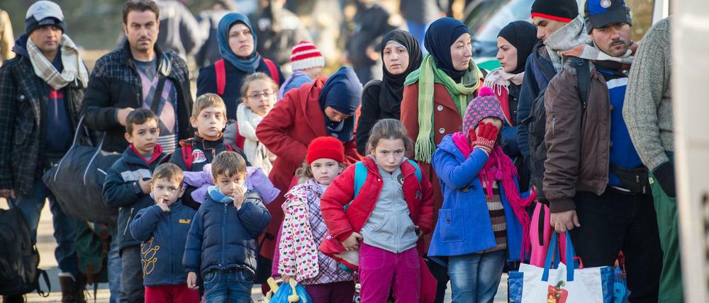 Flüchtlinge auf dem Weg von der Notunterkunft nahe der oberösterreichischen Ortschaft Hanging auf dem Weg nach Bayern 