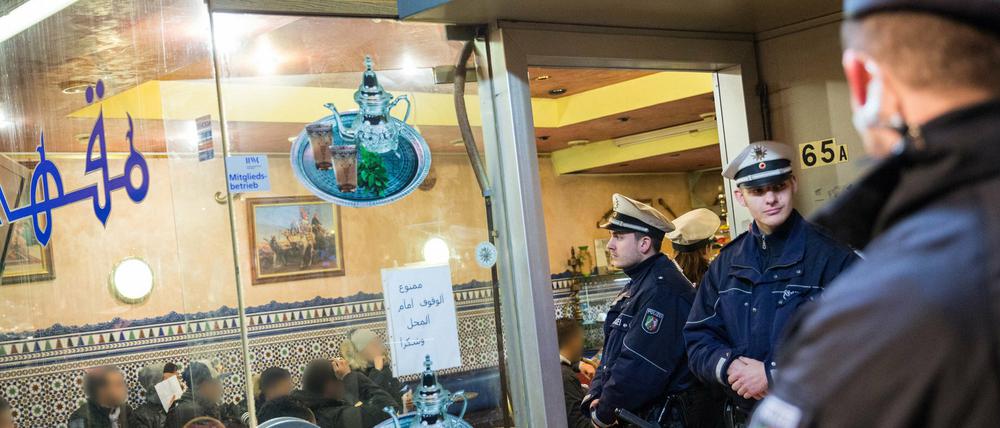Mit mehreren Hundert Beamten ist die Polizei am Samstag in Düsseldorf zu einer Razzia in das Maghreb-Viertel eingerückt.