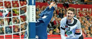 Kopf kürzer: Hendrik Pekeler (rechts) kennt keine Gnade.