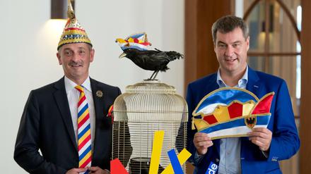 Mit Narrenkappe: Der bayerische Finanzminister Markus Söder und der Präsident des Aachener Karnevalvereins Werner Pfeil. 