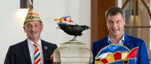 Mit Narrenkappe: Der bayerische Finanzminister Markus Söder und der Präsident des Aachener Karnevalvereins Werner Pfeil. 