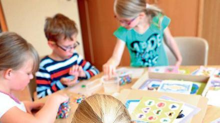Kinder, ist schon wieder Wahlkampf? Dass bei der Hortbetreuung in Berlin Verbesserungsbedarf besteht, darin sind sich Elternvertreter und Landesregierung einig. Dass die Gebührenbefreiung der richtige Weg ist, ist allerdings umstritten.