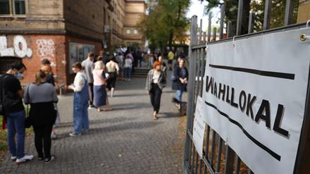 Schlangen vor dem Wahllokal in der Volkshochschule Pankow.
