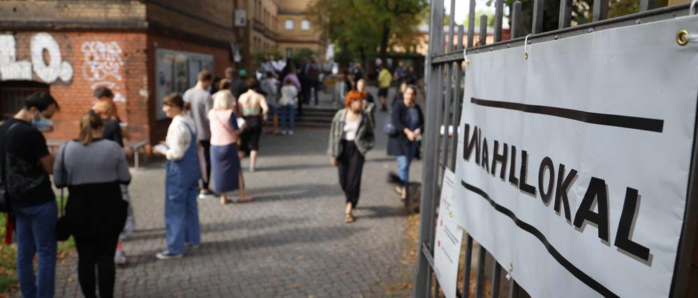 Warten aufs Wählen: Menschen warten vor einem Wahllokal in Pankow auf ihre Stimmabgabe.