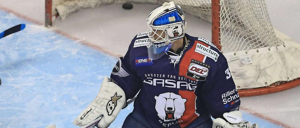Musste sechs Mal hinter sich greifen: Eisbären-Torwart Petri Vehanen.