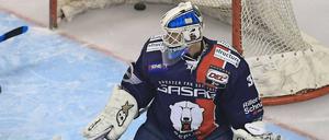 Musste sechs Mal hinter sich greifen: Eisbären-Torwart Petri Vehanen.