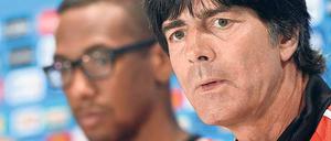 Verschwommen sind die EM-Start-Aussichten für Jerome Boateng (links). Joachim Löw war schockiert über die Verletzung seines Abwehrchefs. 